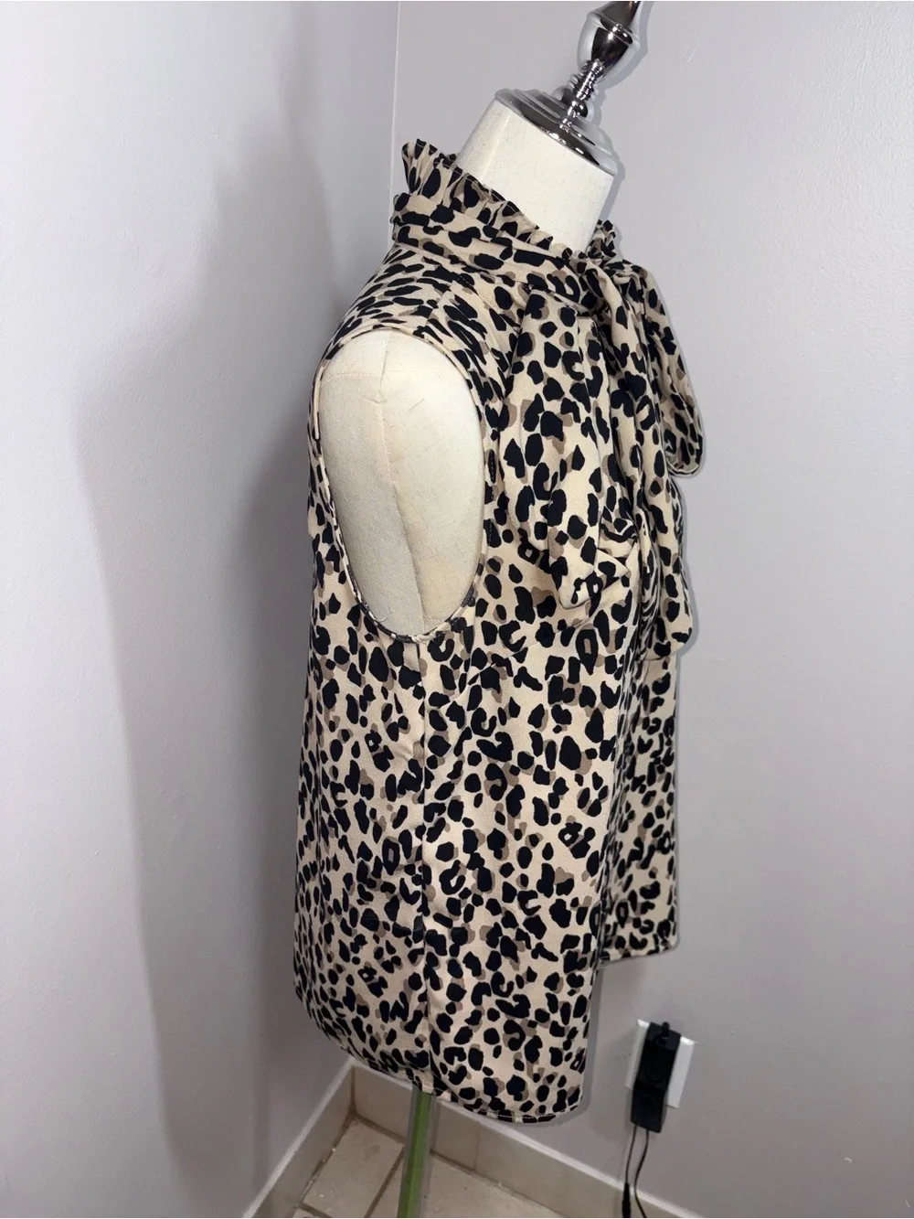 Halogen Sleeveless Tie Neck Leopard Print Blouse Careerwear Formal Size Small - Picture 12 of 16
